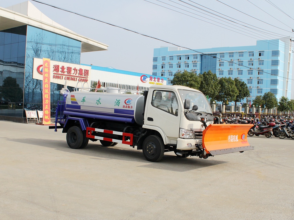 东风小型洒水除雪多功能车